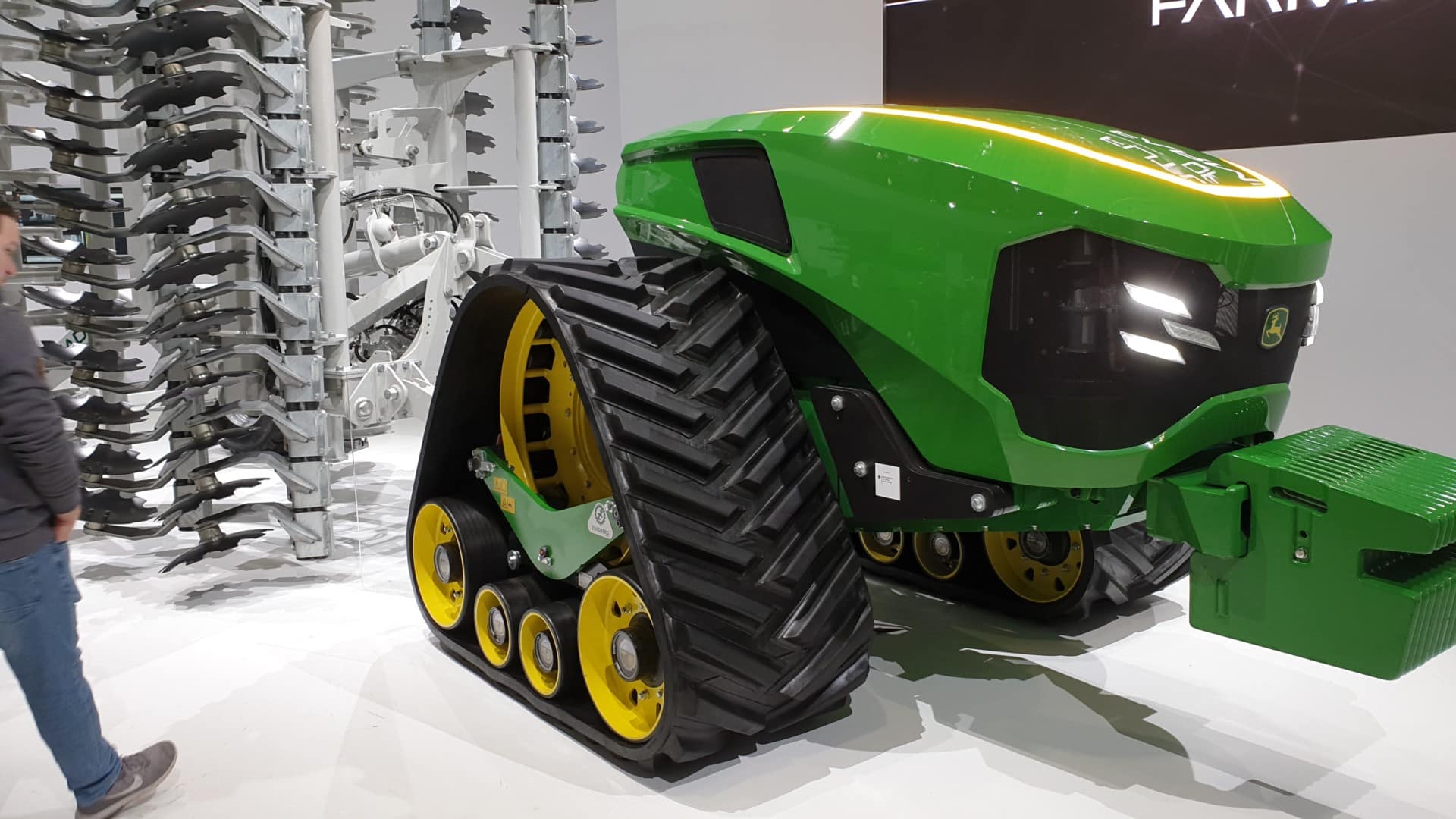 New Holland: elektrischer Prototyp-Traktor fährt autonom