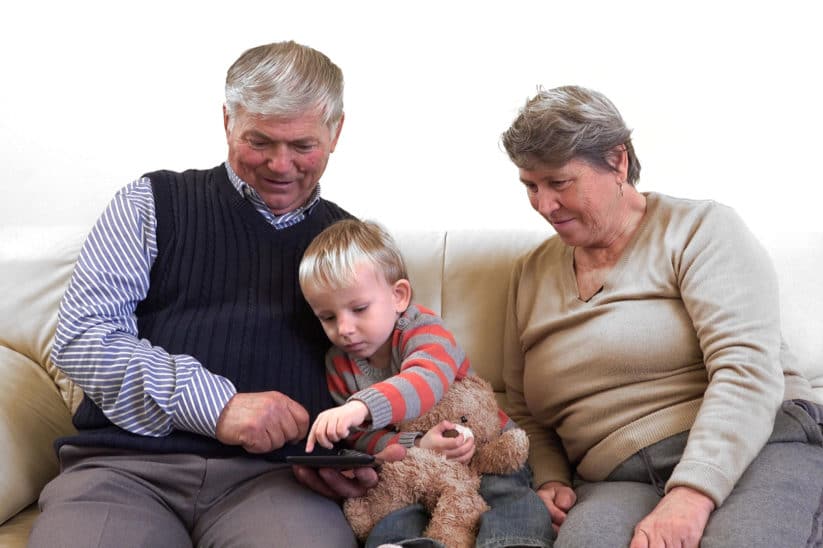 Großeltern und Enkel mit Tablet