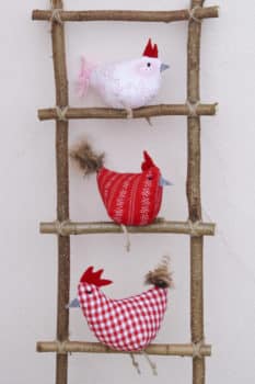 Selbstgenähte Hühner auf Leiter