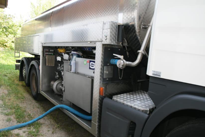 Milch Tankwagen saugt Rohmilch ab. Milchviehbetrieb