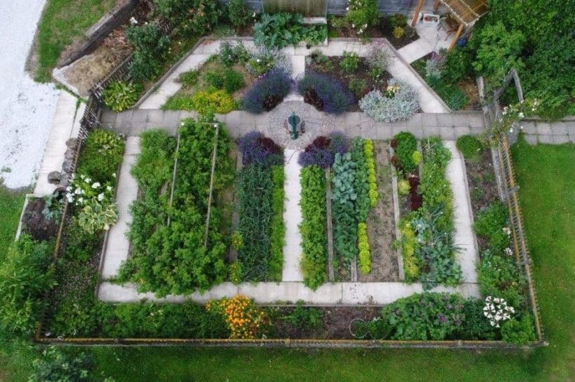 Bauerngarten anlegen praktische Tipps Bepflanzung Kompost Zaun Übersicht