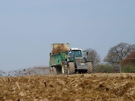 Traktor am Feld