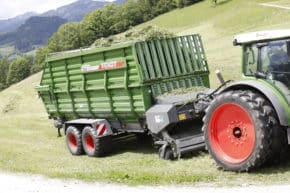 Tieflader-Ladewagen Fendt Tigo 40 ST bei der Silagegewinnung.