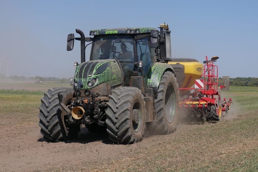 Steyr Hybrid-Traktor im praktischen Feldeinsatz gezeigt.