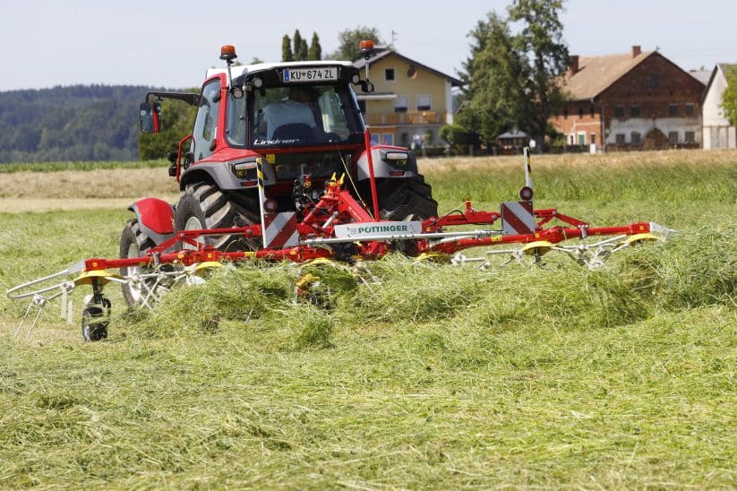 Pöttinger präsentiert einen neuen 6-Kreisler für die alpine Landwirtschaft.