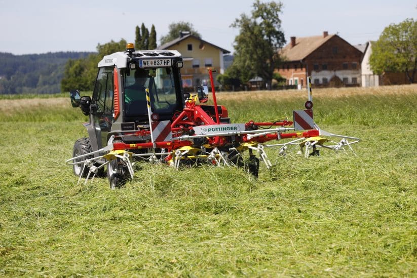 Pöttinger 4-Kreisler mit Zweiachsgeräteträger im Einsatz.