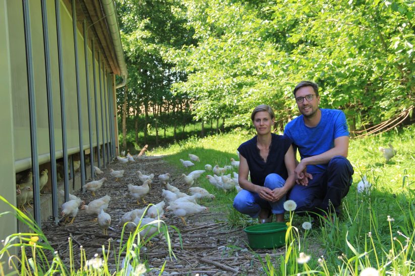 Doris und Johannes Asen mit den Bruderhähnen