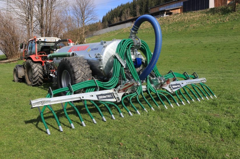 Ein slowenisches Duo im Landwirt Praxistest: Creiner Güllefass mit Betec Schleppschuhverteiler.