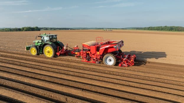 Grimme Prios 440: Durch den Beetteiler wird selbst bei unebenen Beeten ein voller Dammaufbau gewährleistet. 