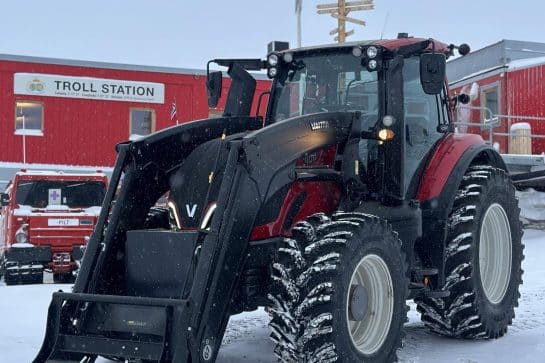 Der 235 PS starke Traktor wurde von der nördlichsten Valtra Servicestation Sørkjos Storbil AS im arktischen Norwegen auf die lange Reise vorbereitet und vom Valtra Händler Akershus Traktor AS ausgeliefert.