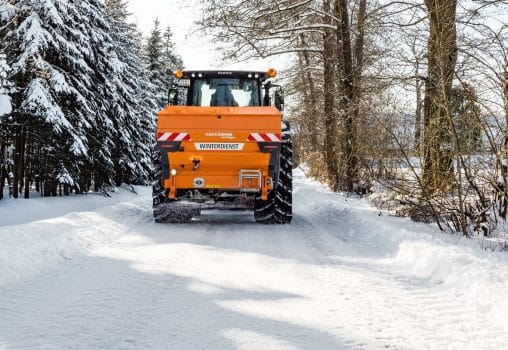 Für den professionellen Winterdiensteinsatz bietet Amaszone den ISOBUS-fähigen IceTiger mit Bandbodenförderung an.