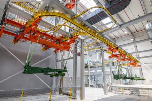 Neue Lackieranlage bei John Deere in Mannheim: Die Kapazität der neuen Anlage erlaubt den gleichzeitigen Durchlauf von ca. 100 Chassis, die im 2,7-Minuten-Takt bearbeitet werden.