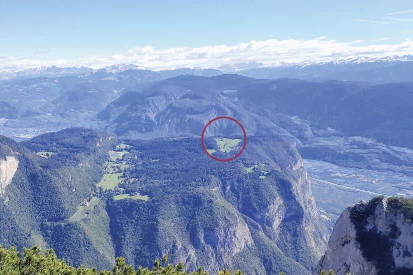 Harald Mayrs Betrieb liegt auf dem Fenner Hochplateau. Dahinter fällt das Gelände steil ab.