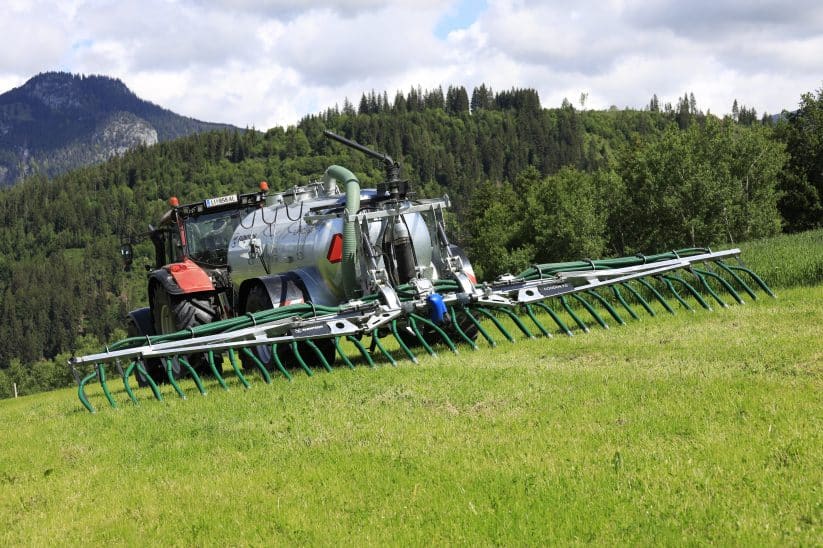 Tandem-Stahlpumpfass Farmtech Supercis 800 im Grünlandeinsatz.