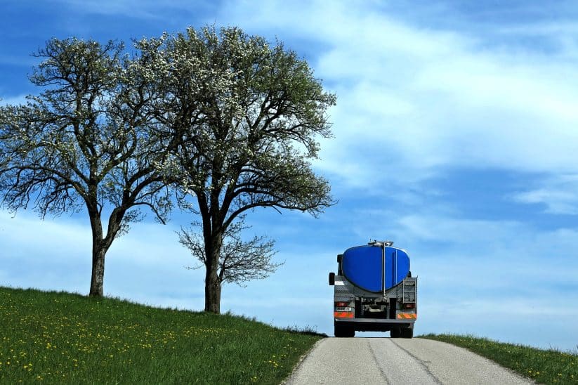 Ein Tankwagen ist in Wangen im Allgäu von der Straße abgekommen und einen Abhang hinuntergestürzt.