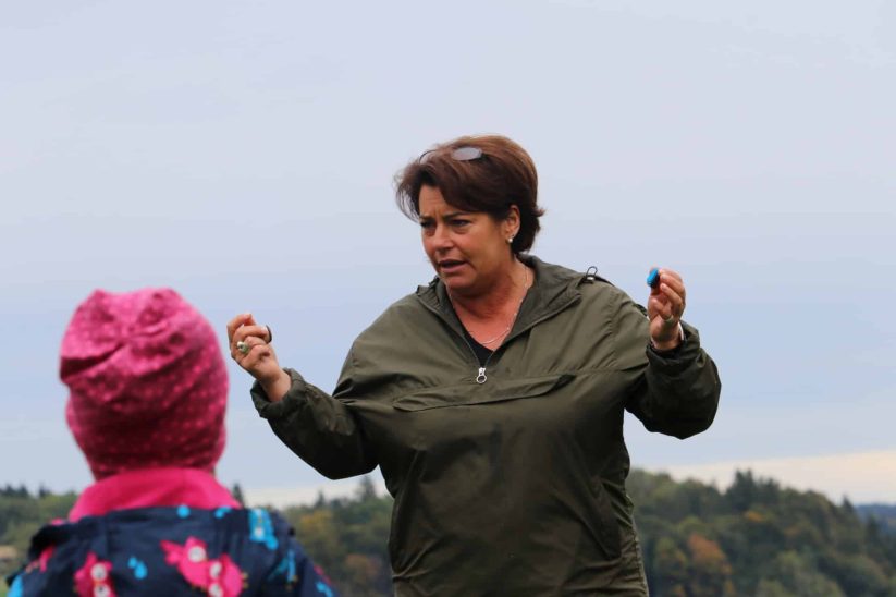 Christina Haas erklärt Kindern auf ihrem Betrieb die Landwirtschaft.