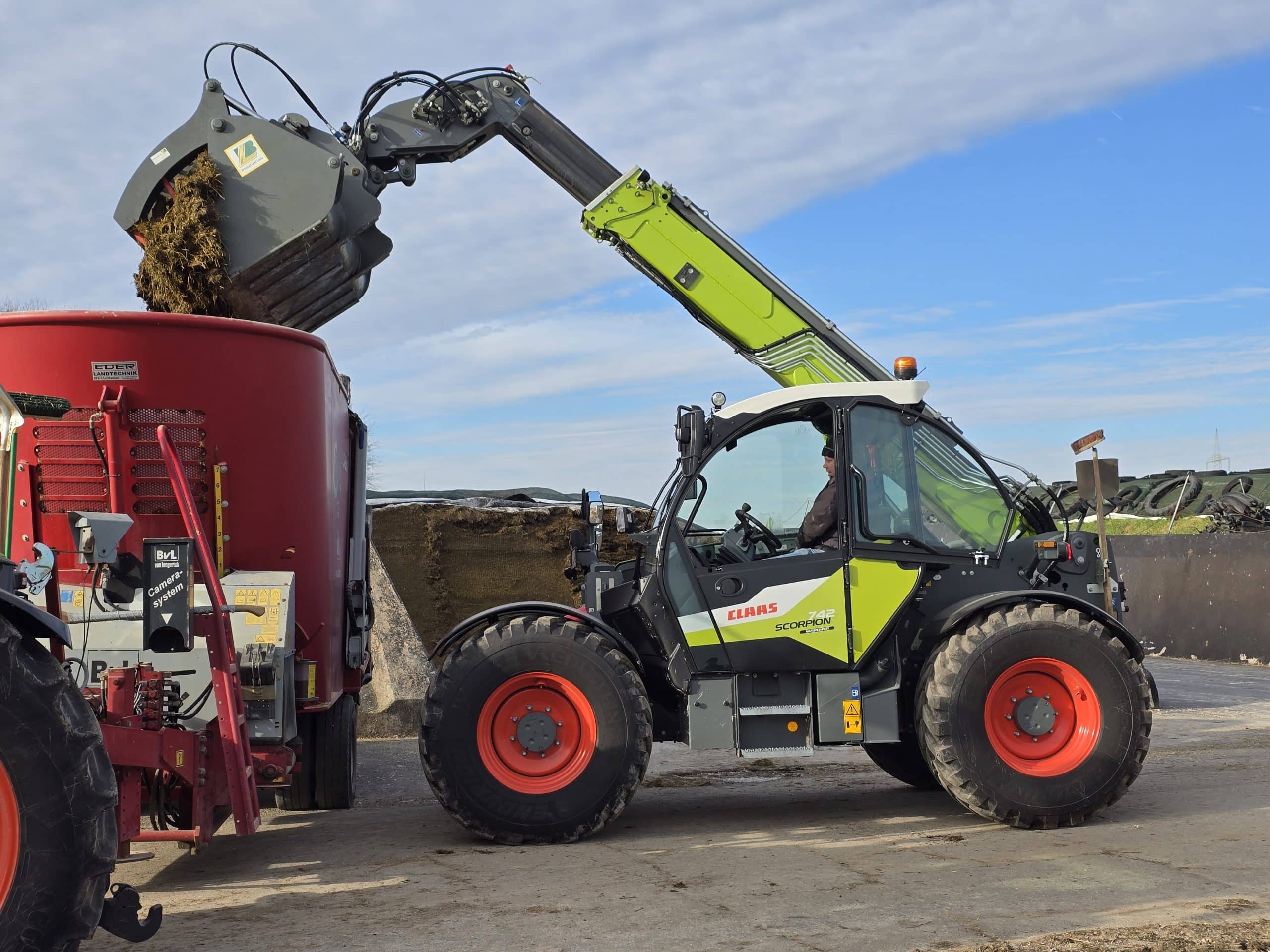 Die neuen neue Scorpion Teleskoplader von Claas setzen in der mittleren Hubklasse neue Maßstäbe in puncto Produktivität, Wirtschaftlichkeit und Komfort.